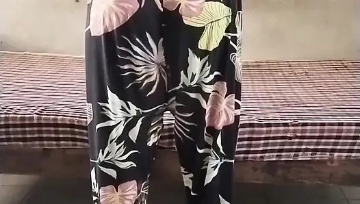 Hintli kadın sikişmeden önce soyunuyor