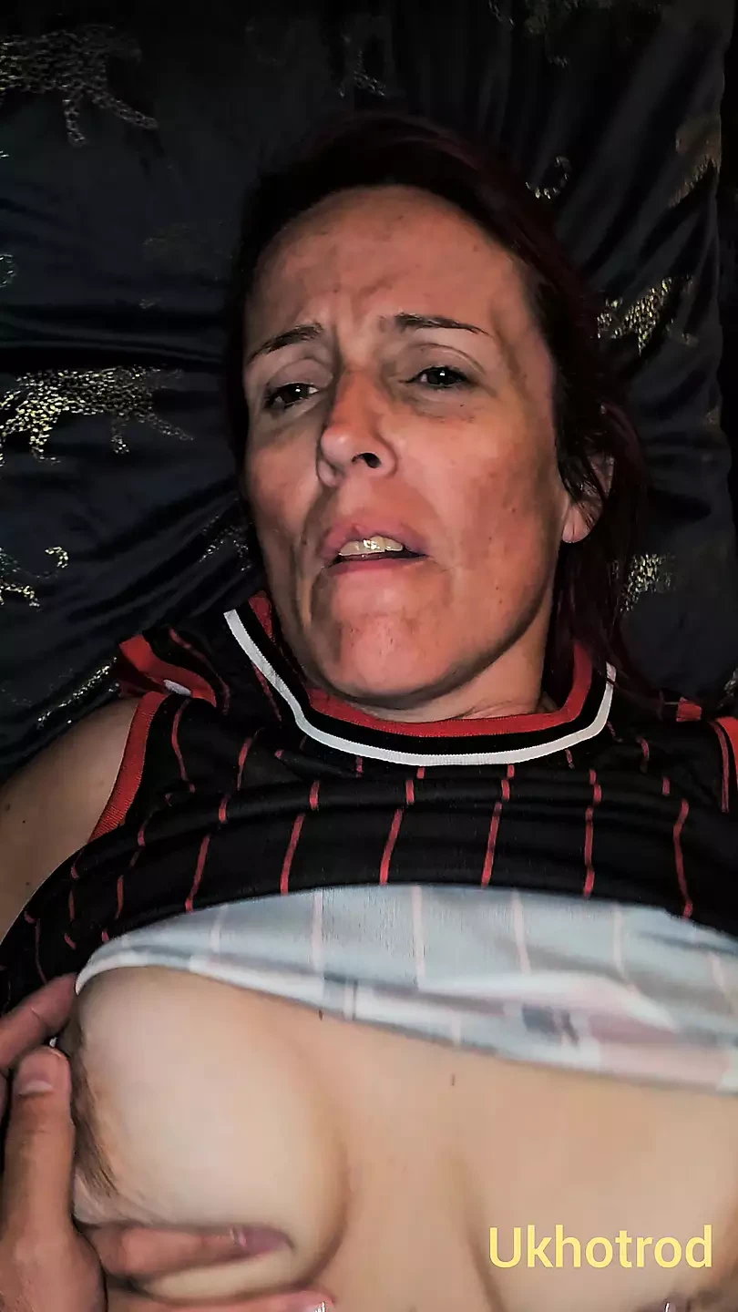 英国妻子被无鞍性交，并被大量射在她的大奶子上