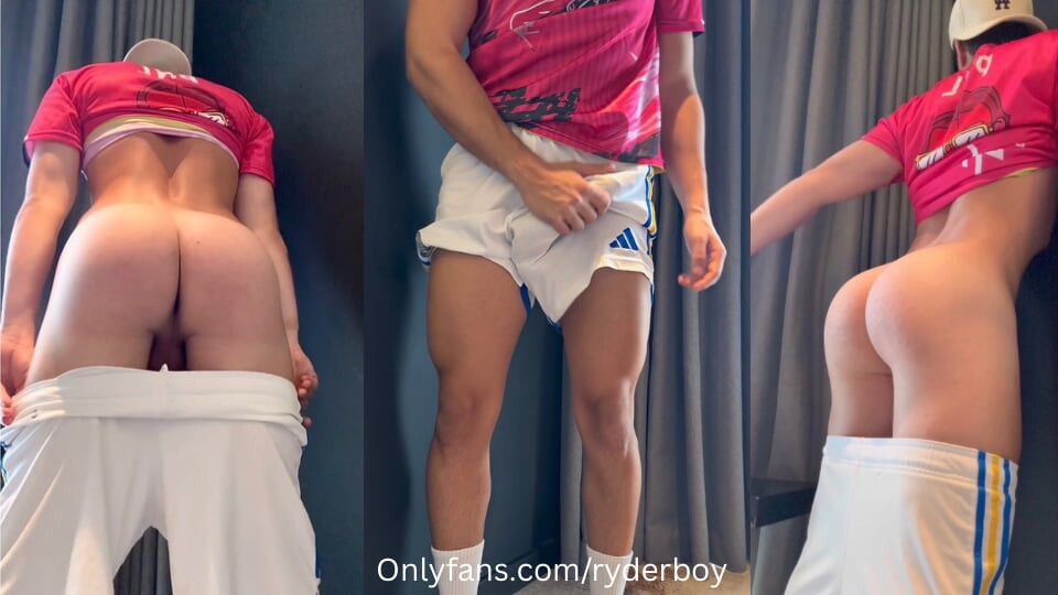 Twink nogometaš s ogromnim kurcem postaje napaljen nakon treninga VRUĆE STENJANJE