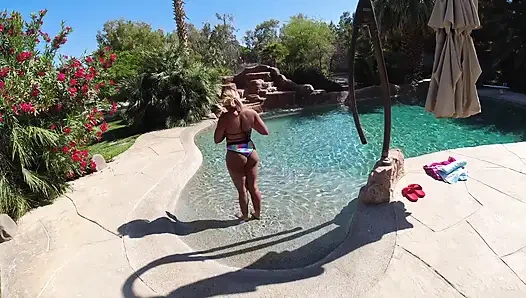 Aksi hot lesbian antar ras di kolam renang