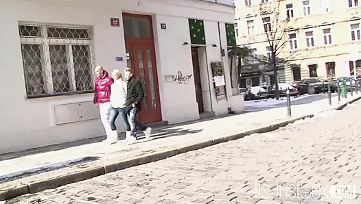 Bella spreizt ihre beine weit für juliano mendes und justin conway in wilden hardcore-dreier