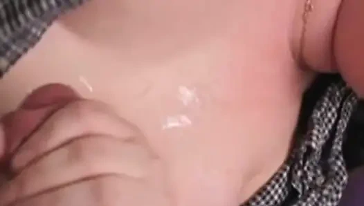 İri güzel kadın yatak odasında mastürbasyon yapıyor