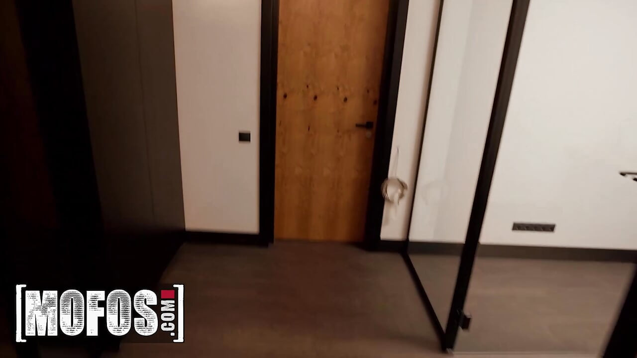 MOFOS - 騷氣黑髮女郎 Katrin Tequila 把平靜的夜晚變成淫蕩的辦公室激戰