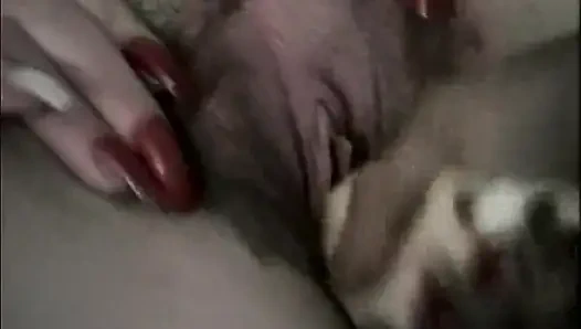 Зрелая блондинка широко растянута массивным большим черным членом фистинг-экшном