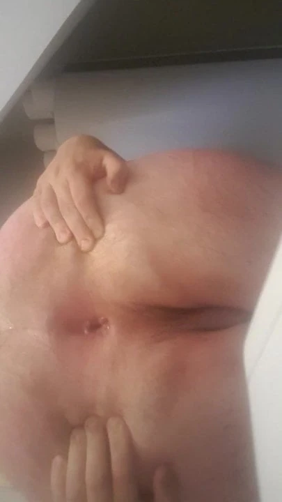 Spalancando le guance del culo per papà in bagno