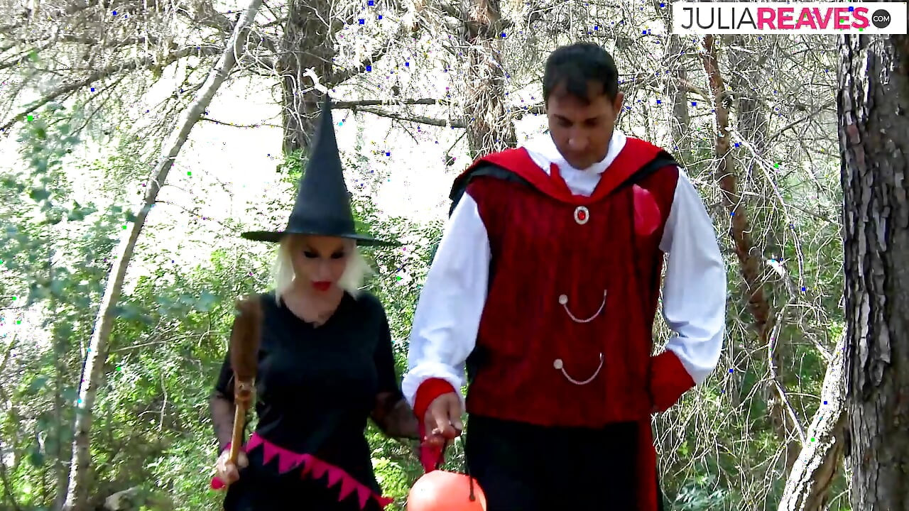 Nena tatuada chupa dos pollas enormes y luego las monta a corrida