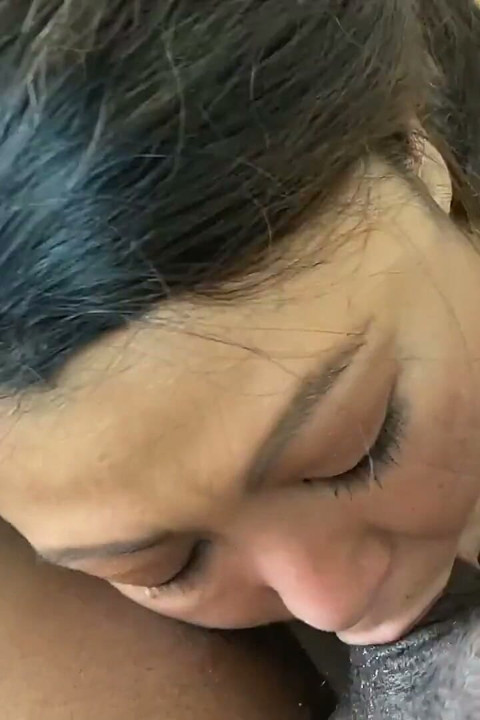 Krystal Davis bare kaale land ko dekhne ka bindu vaali land chusaee deti hai
