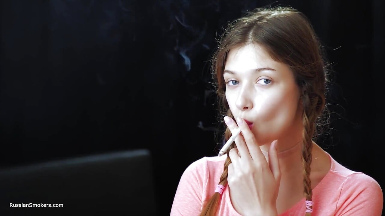 Секси руска съблазнителка пуши цигара на крайбрежен бриз