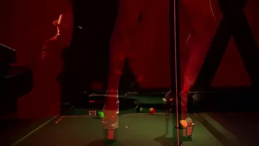 Heißer billardtisch-gangbang mit stangentanzen necken