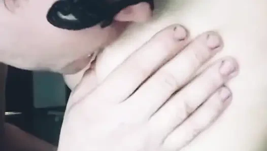 Jilat sperma hangat dari toketnya sampai toketnya dicambuk sampai banjir