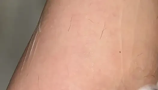 Kıllı bacaklar tıraş oluyor yakın çekim