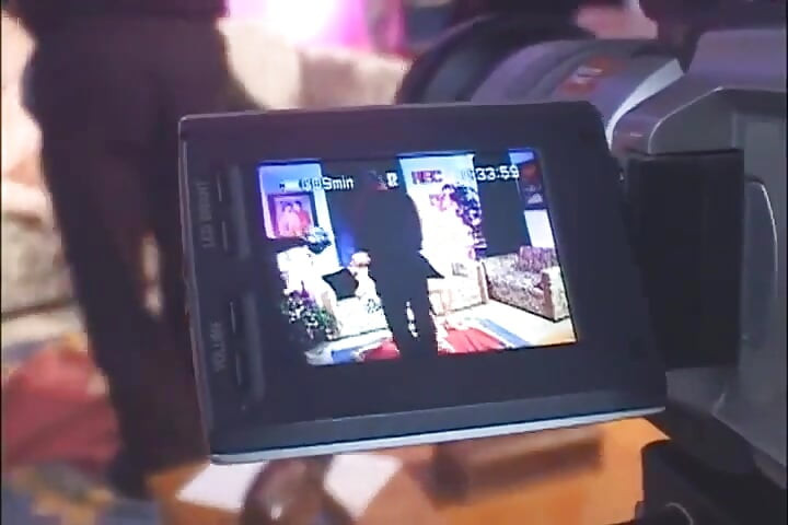 请给我更多! - 大奶子金发女郎在3p中被狠操