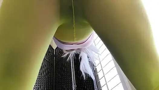 Indica Monroe üvey babasına ıslak tüylü kutusunu sunuyor