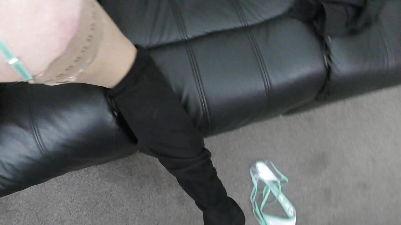 Nikki 金发女郎的脸被Cheffie Shot撒尿