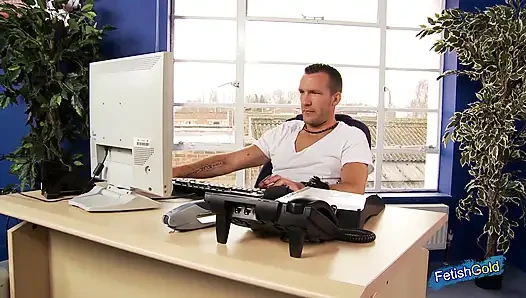 Perverser typ bittet vollbusige blonde kollegin, seinen großen schwanz zu lutschen und zu reiten, um einen gefallen zu bekommen