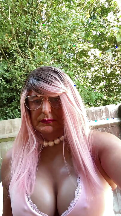 Crossdresser kellycd2022 u ružičastom kombinezonu i štiklama