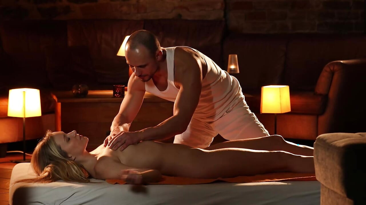 تدليك الزيت المثير مع نهاية سعيدة!