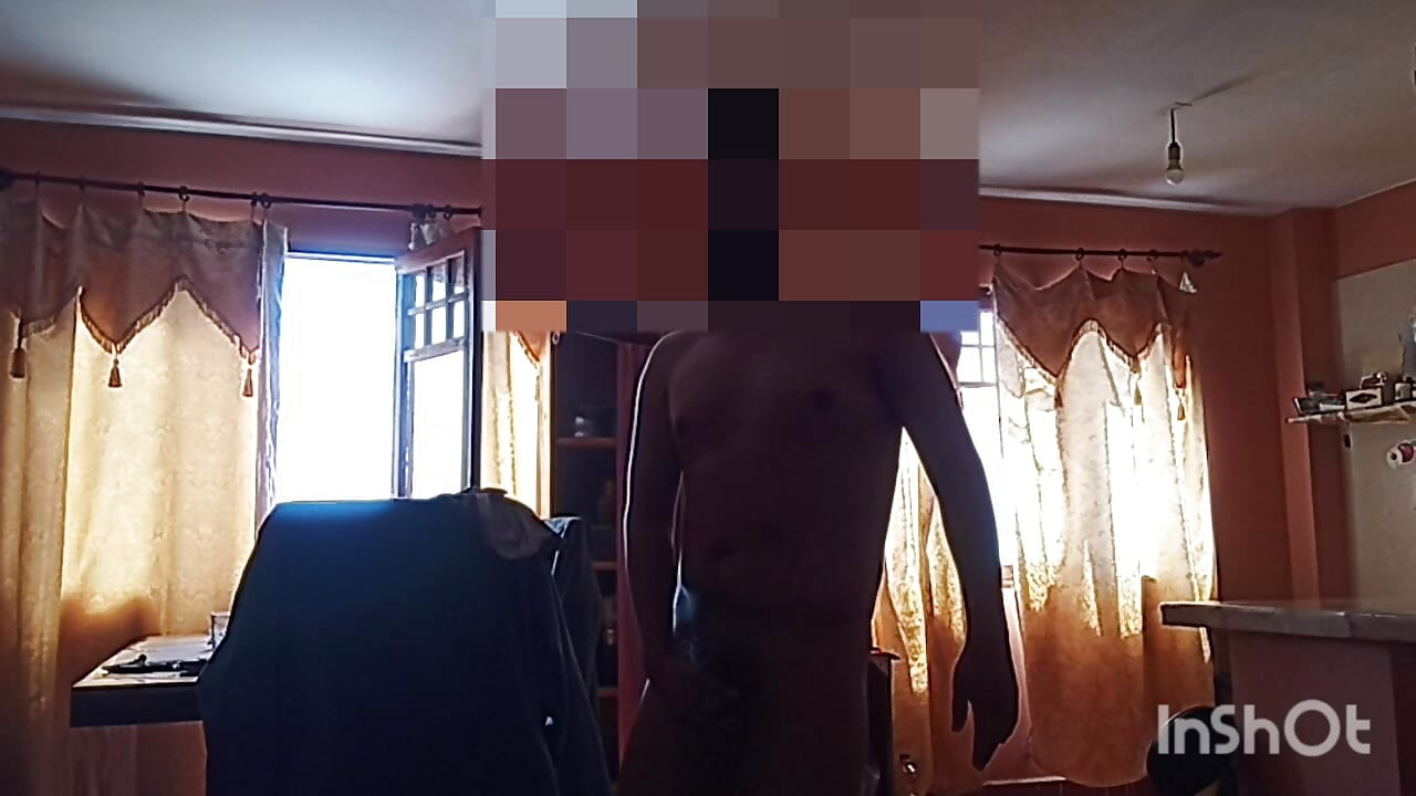 Macho en la cocina mostrando sus atributos , mi esposa quiso que les de este video para que la envidien