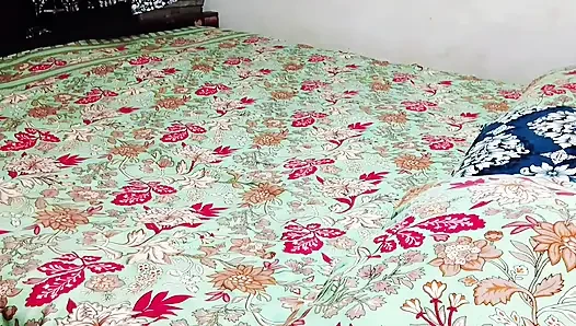 Barsaat ke mausam mein chute lagwane ka Apne maja hai barsat ke mausam mein gand Marne ka apna Maja