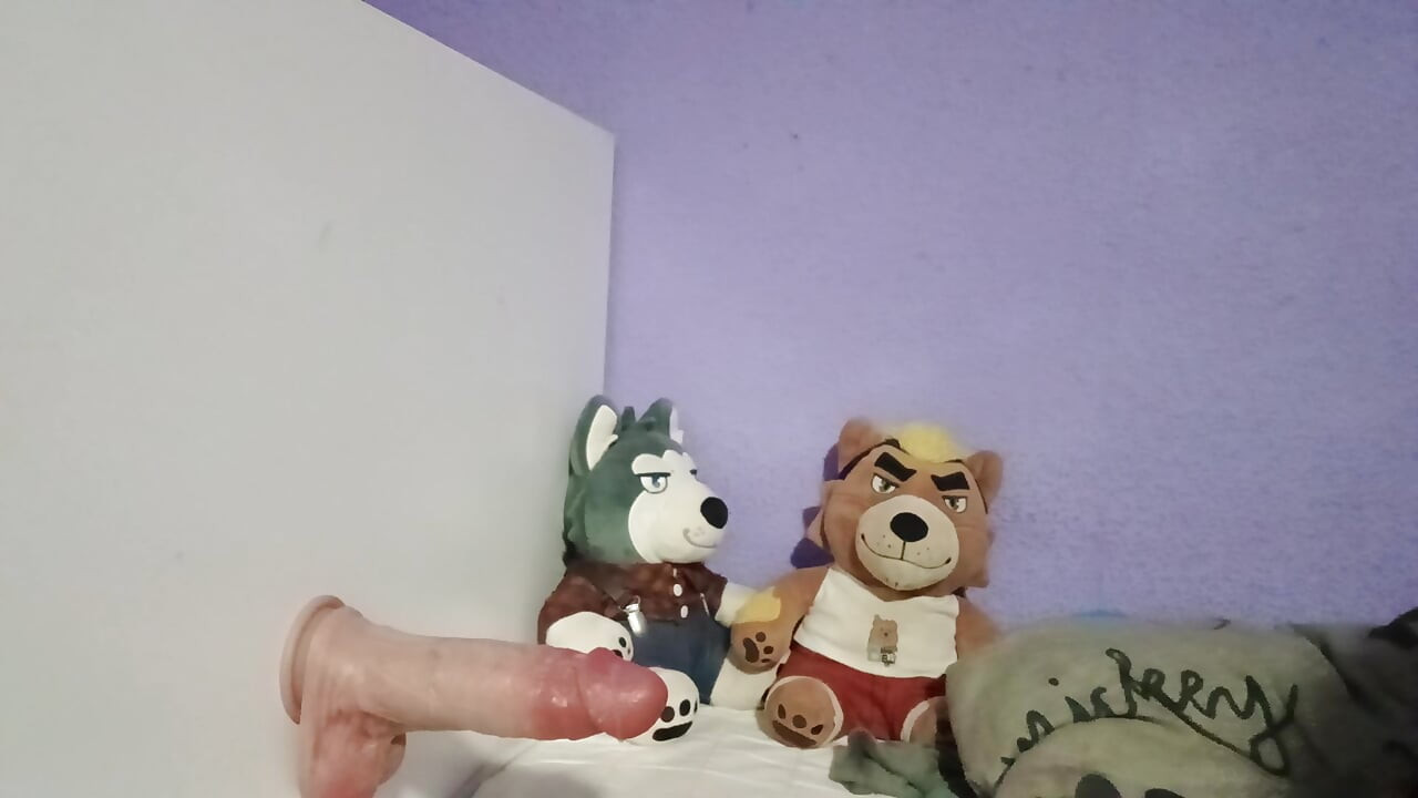 Tentando enfiar um dildo gigante no meu cuzinho apertado e virgem