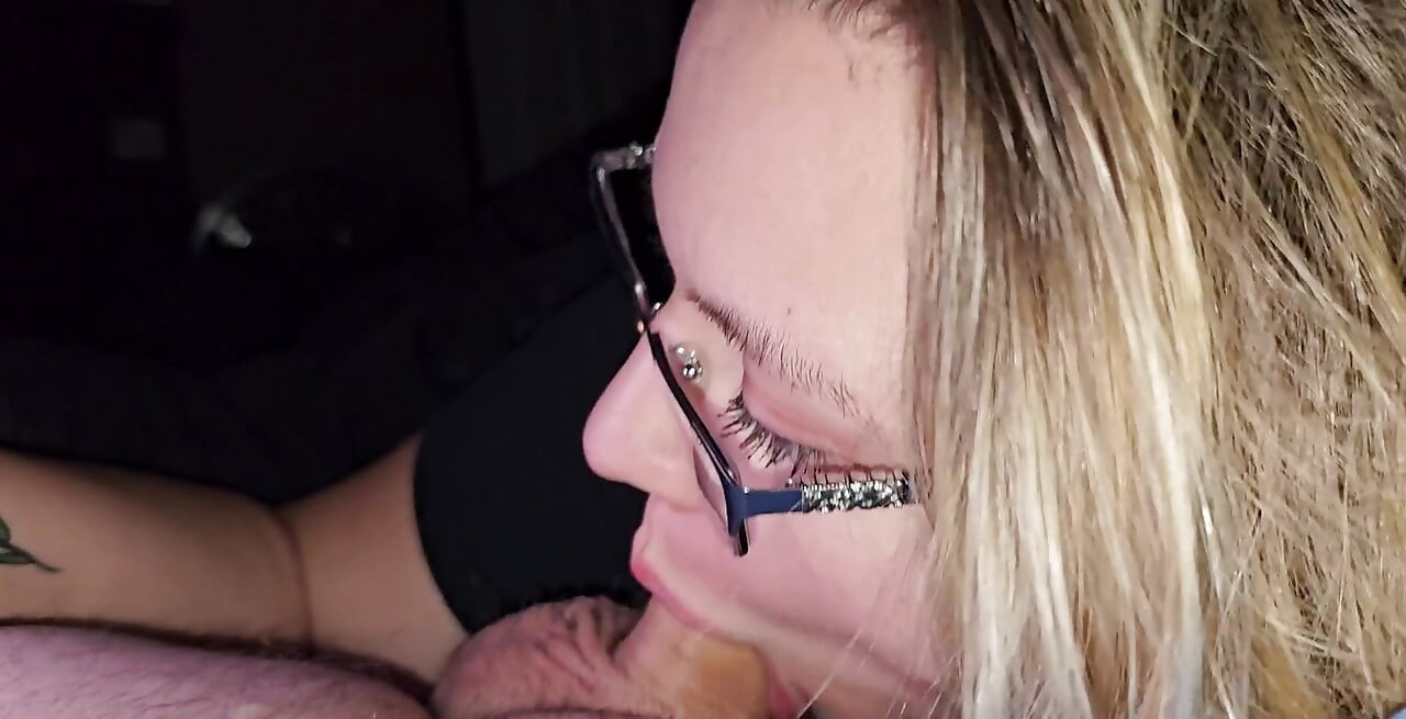 Ele me alimenta com seu pau duro, assista ele agarrar meu cabelo e foder meu rosto até ele encher minha boca com sua carga cremosa e grossa