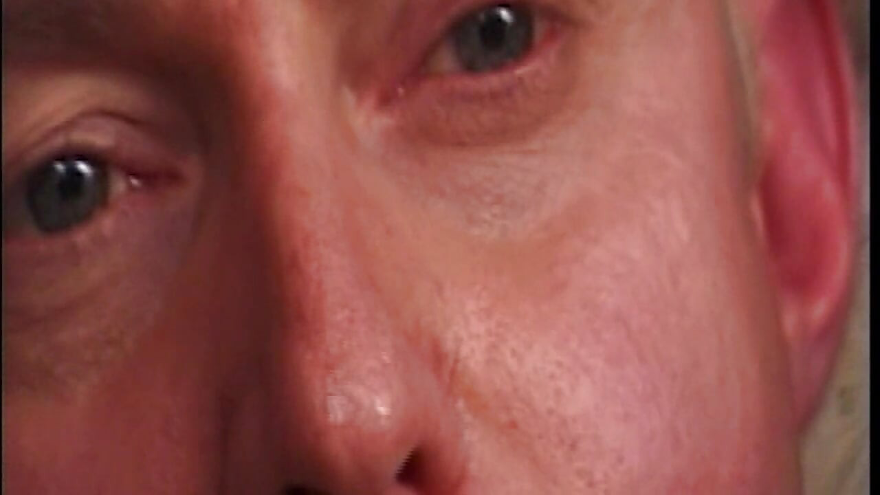 Un papa gay excité vit ses fantasmes les plus profonds avec sa grosse bite épaisse