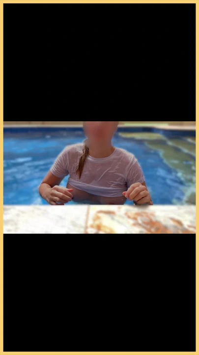 游泳池里的妻子湿衬衫与完美的无胸胸