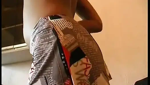 Masanın üzerinde yatıyor ve ateşli noktasıyla oynamaya başlıyor