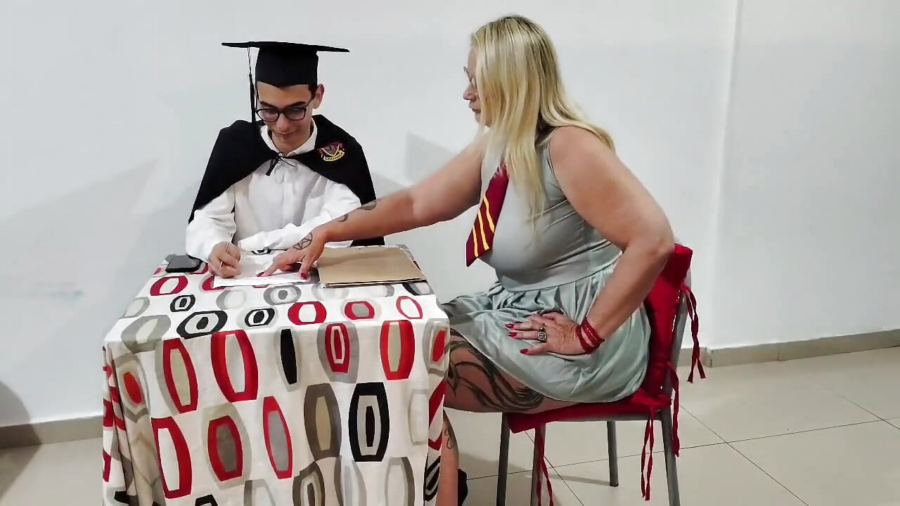 Entiado nije otišao na maturalnu zabavu kako bi stavio svoj mali kurac u guzicu svoje maćehe