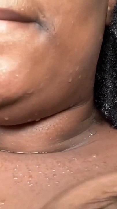 Duşta göğüslerimi zıplatarak meme uçlarımı emiyor