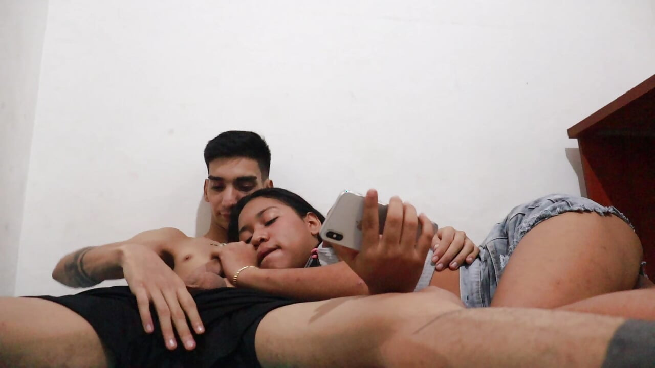 MI HERMOSA HERMANASTRA MORENA LATINA COLOMBIANA ME SEDUCE TOCANDO MI PENE MIENTRAS ESTAMOS SOLOS EN LA HABITACIÓN. PORNO EN ESPAÑOL