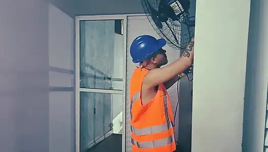 Aku membayar tukang listrik di kabaret dengan pekerjaan