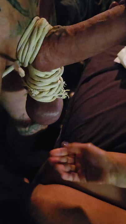 古德女孩玩绳子和睾丸摧残的乐趣