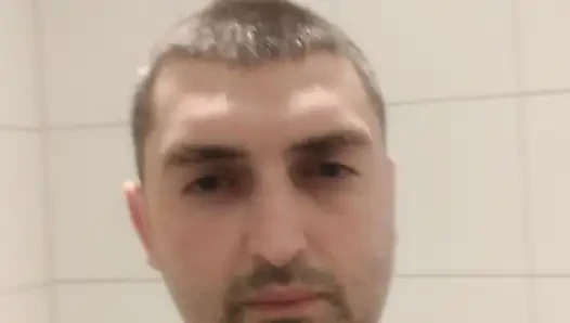 Duş alıyorum ve sikimle oynuyorum.