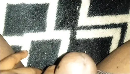 Yavaşça siyah yarakla mastürbasyon yapıyor.
