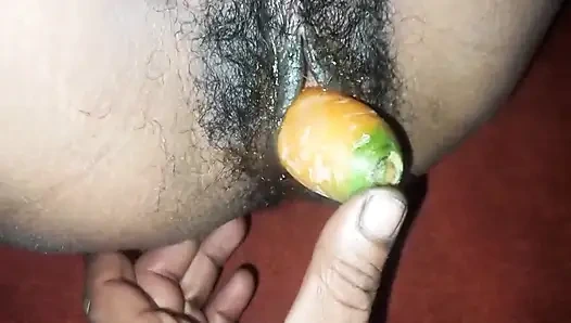 bhabhi ke bur me tel lagakar gajar dal diya