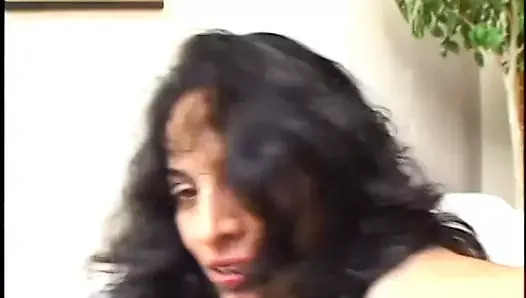 Une latina poilue accueille une grosse saucisse dans le cul et prend un facial pour l'arrondir