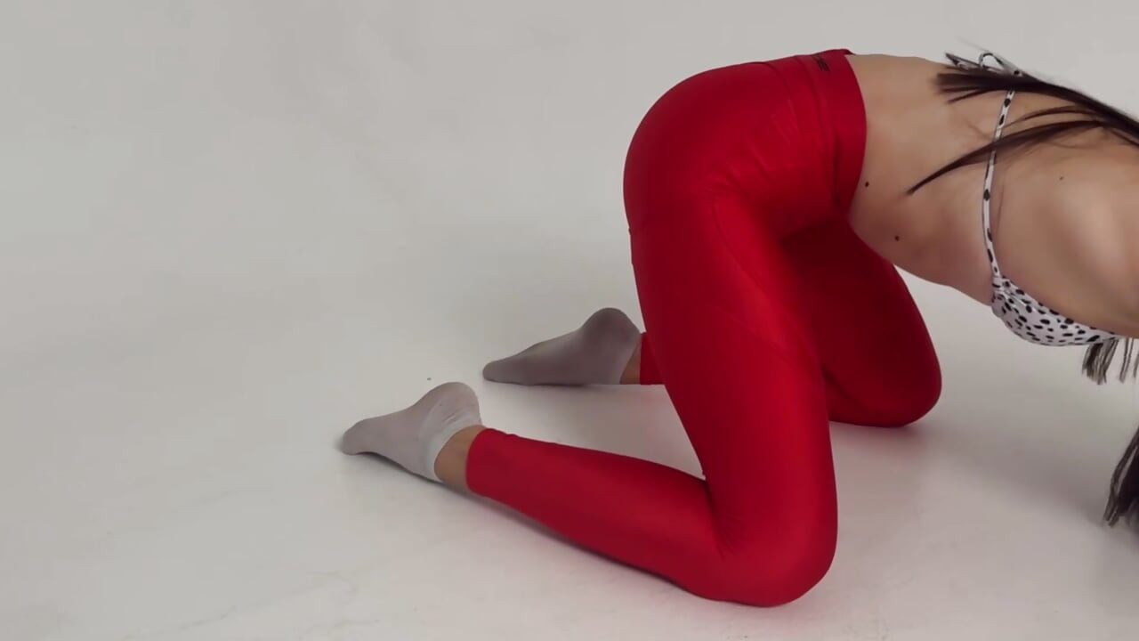Picioare de yoga cu colanți roșii strâmți