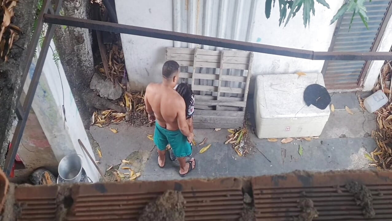 Làm tình ngoài trời với người giúp việc