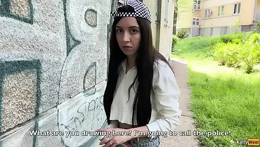 Mergokin seorang gadis lagi menggambar grafiti dan ngentot memeknya di hutan - crot di celana dalam