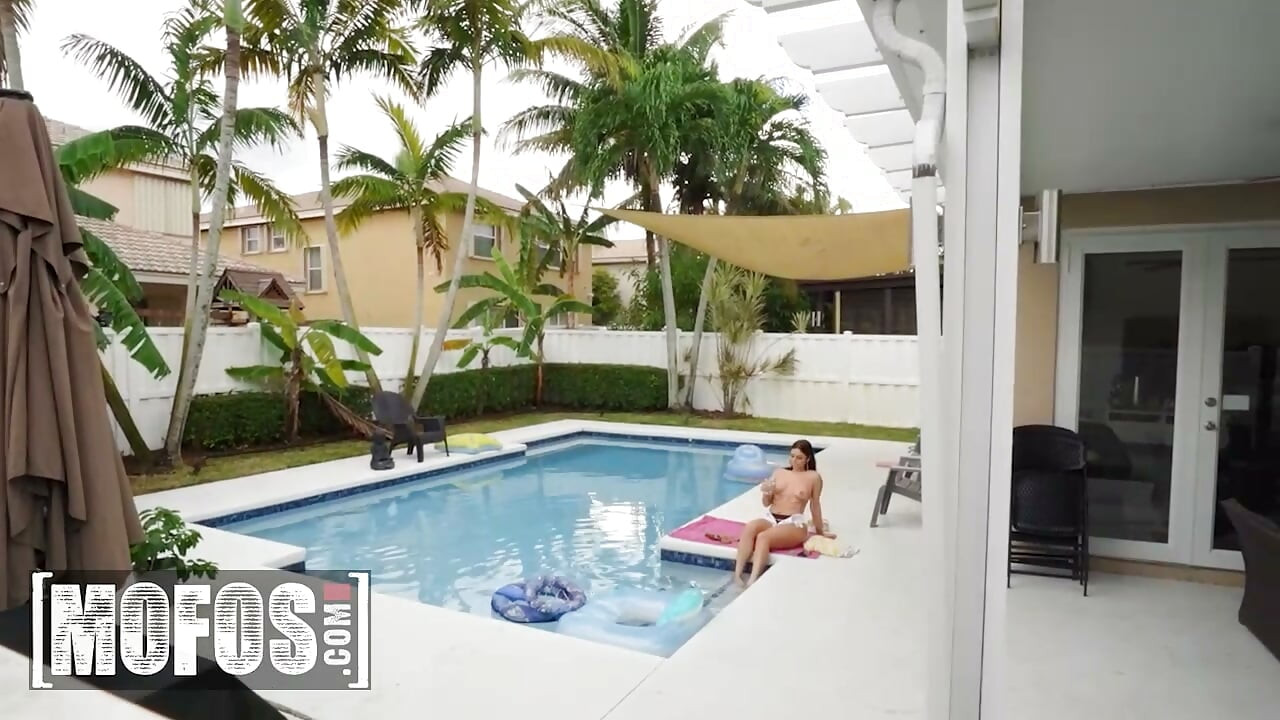 MOFOS - JMac le echa un vistazo a hurtadillas a su sexy vecina Vivian Taylor antes de que ella lo invite a casa para un polvo ardiente