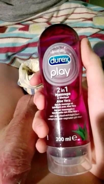 Sexy dude mit geilem Schwanz machts es sich mit durex