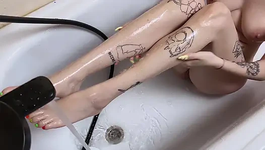 Banyoda mastürbasyon, bir su jeti beni boşaltıyor