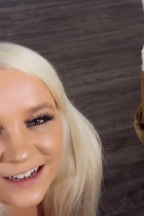 Mofos - Bella Jane uwielbia anal i maseczki