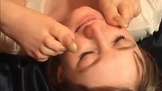 De longs ongles d&#39;orteils jouent avec son visage