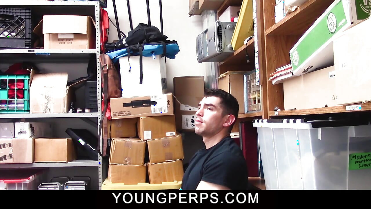 Pretty stealer Jeremy Spreadums caught stealing by cop