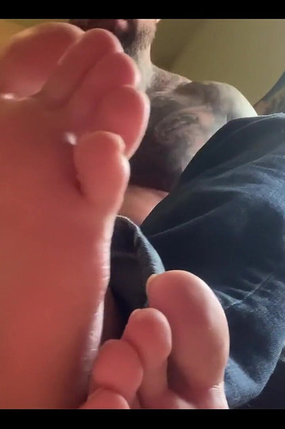 Ti si na podu ispod mojih nogu kao dobar mali footboy