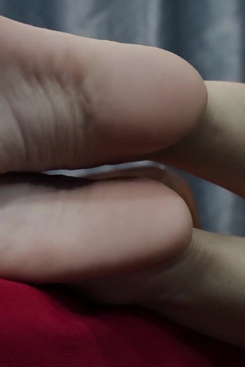 Skinny Teen Show Sexy Feet and Soles!