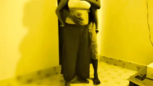 Desi wunderbare sexi hausfrau betrügt deinen ehemann, um seinen jüngeren stiefbruder mit großem schwanz zu ficken.
