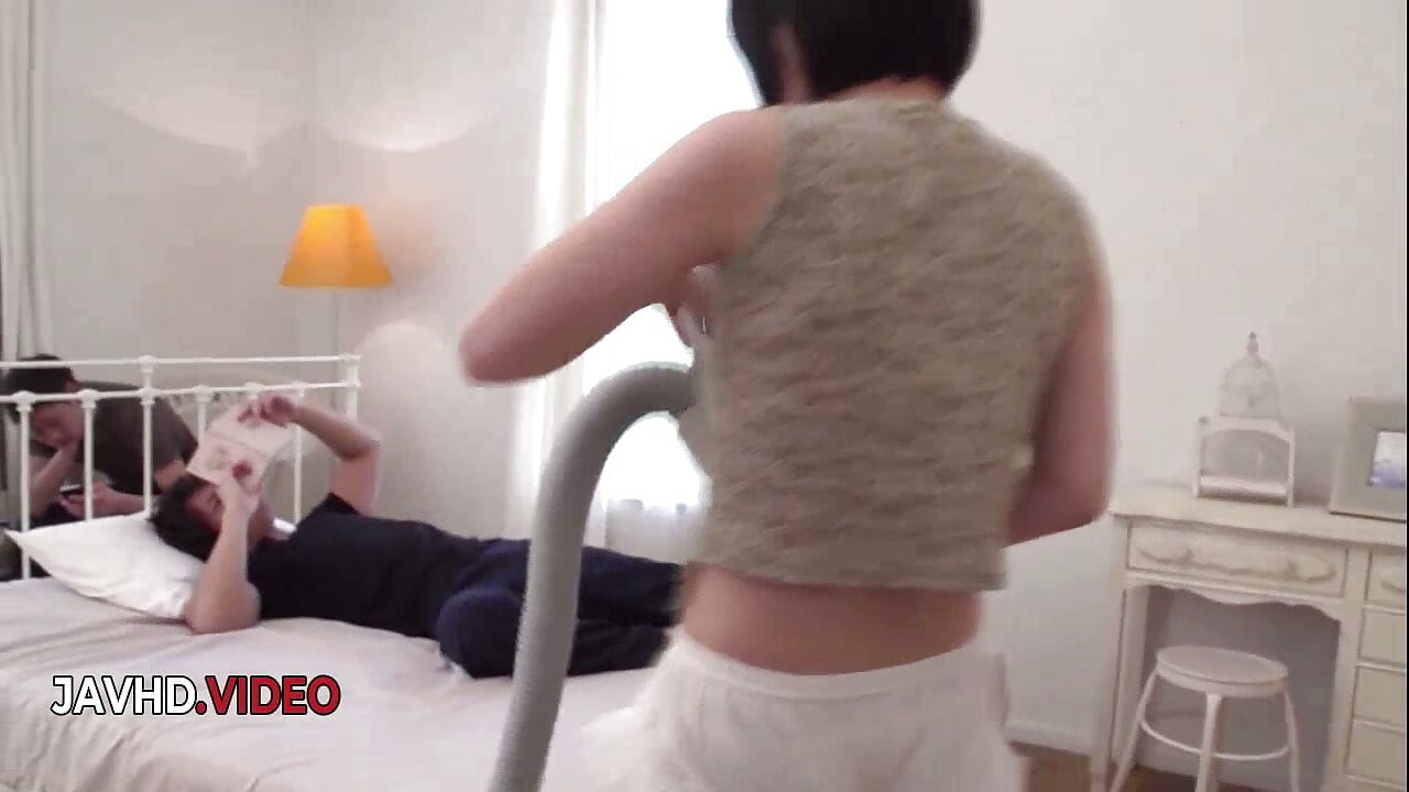 L'aventure torride à trois de Yu Shinoda avec des pipes intenses et du sexe brutal